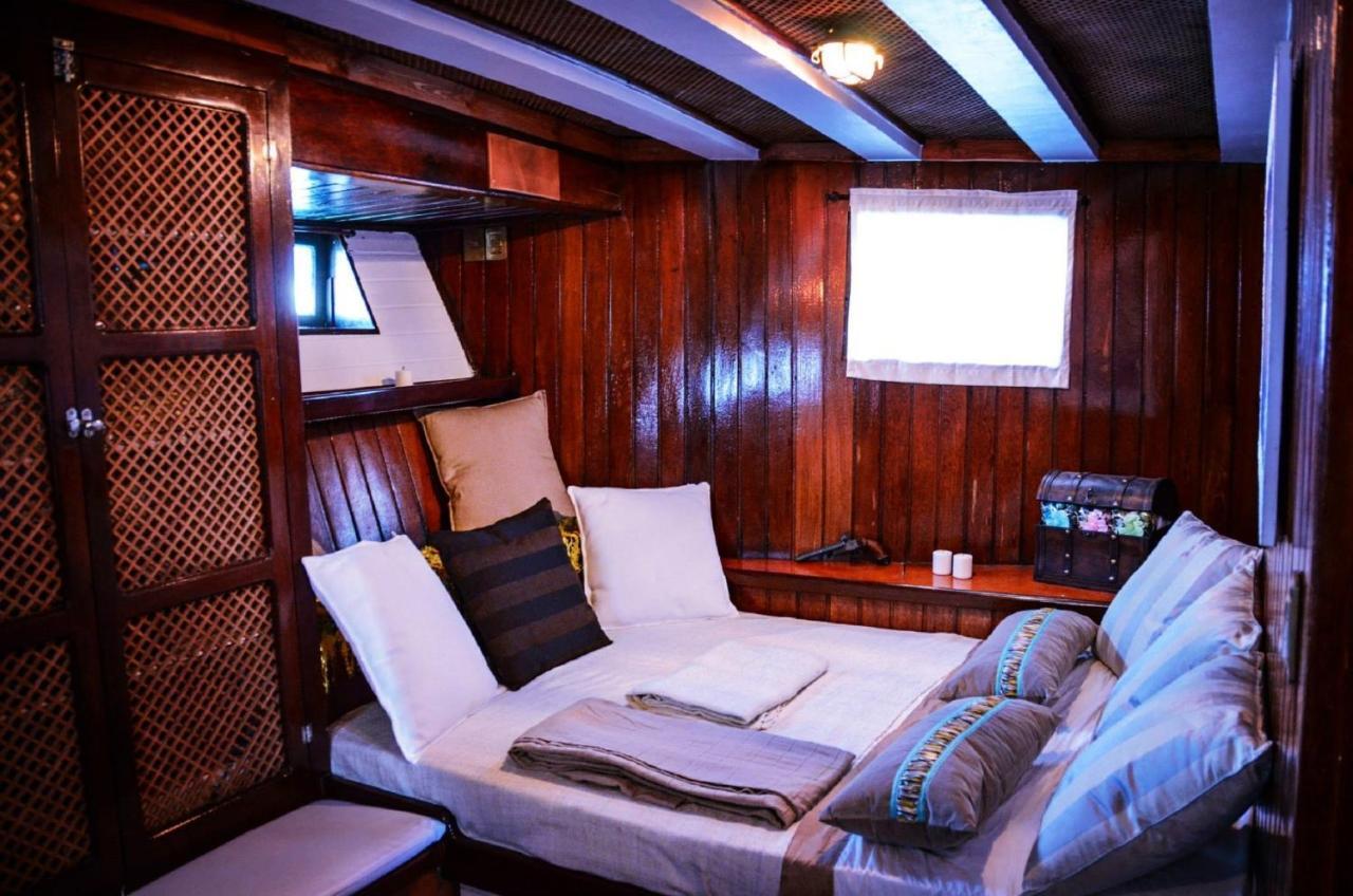 El Pirata Boat Botel *