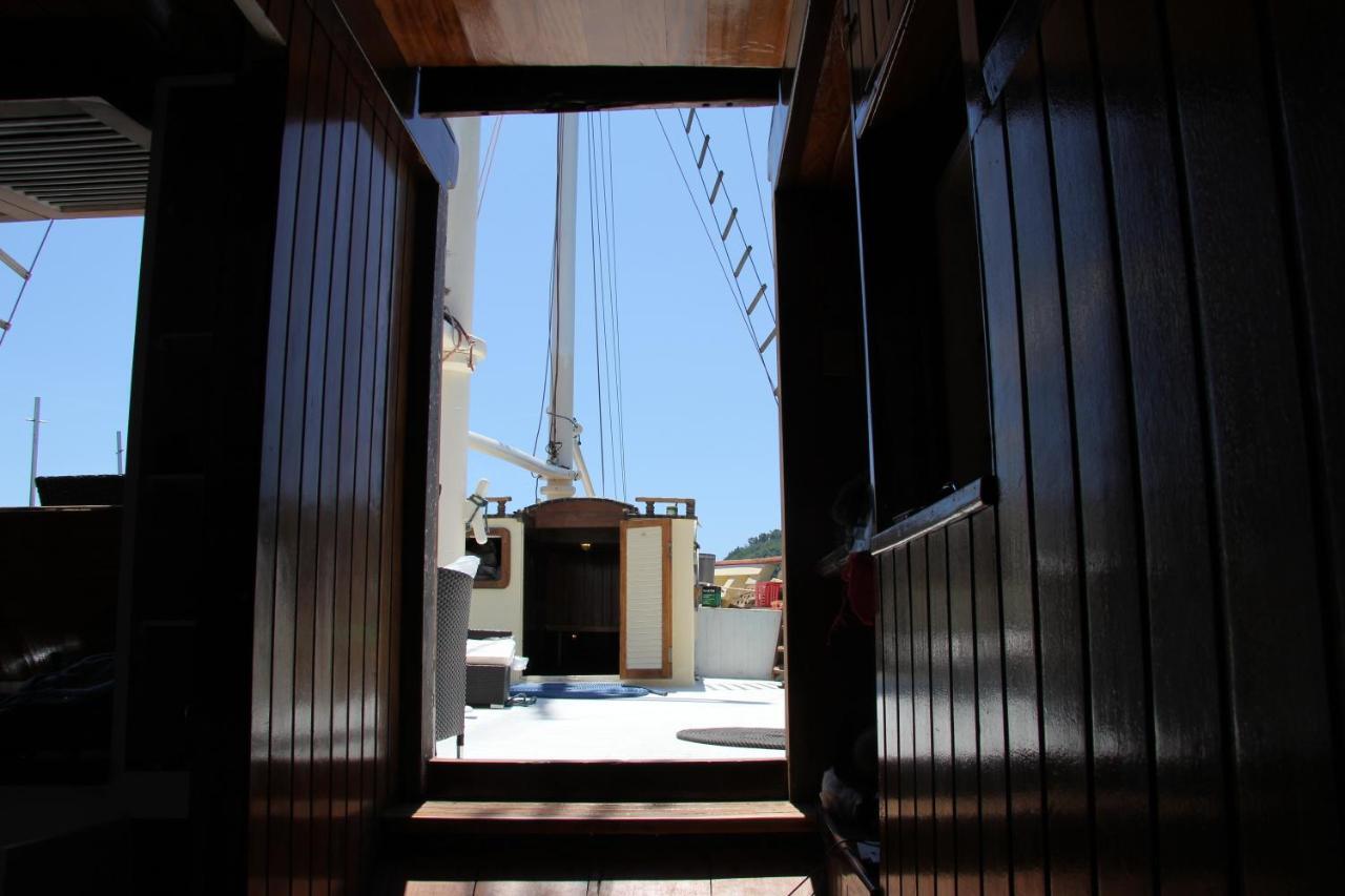 Botel El Pirata Boat *